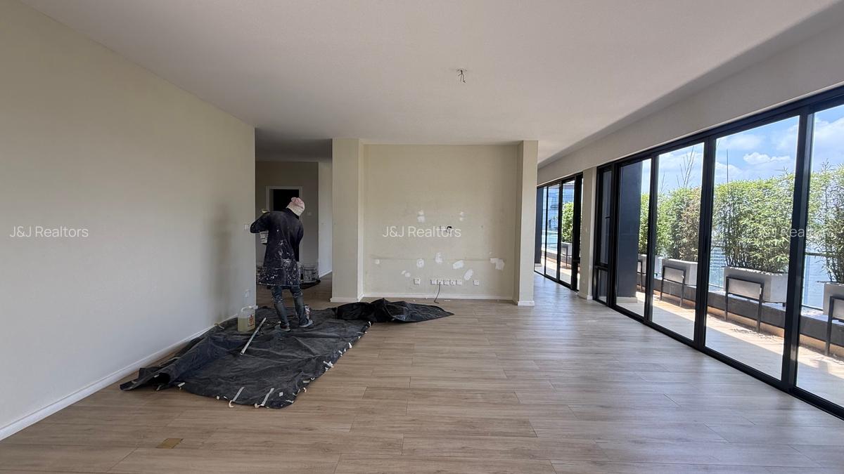 4 Bed Apartment with En Suite in Riverside - 5