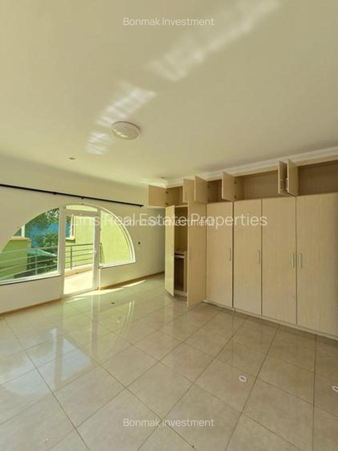 4 Bed Townhouse with En Suite at Riverside Drive. - 17
