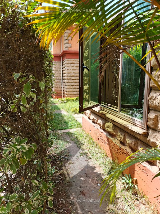 5 Bed Townhouse with En Suite at Lavington - 4