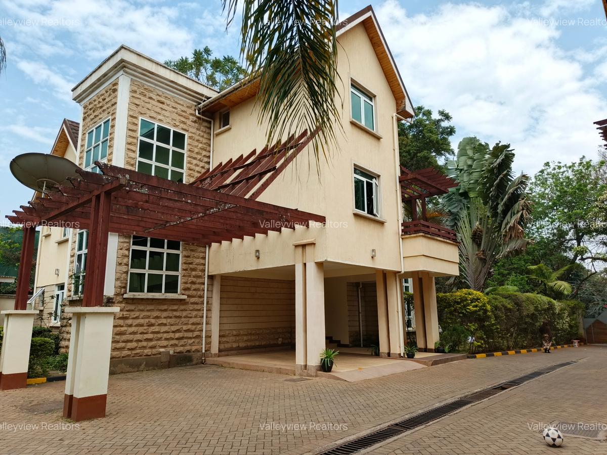 5 Bed Townhouse with En Suite at Lavington - 1