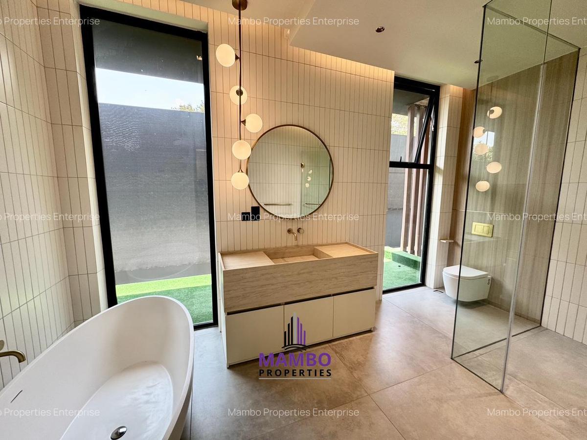 5 Bed House with En Suite at Saunders Close - 10