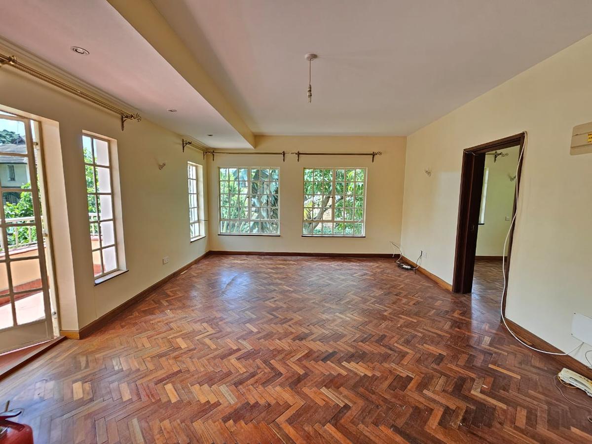 5 Bed House with En Suite in Lavington - 9