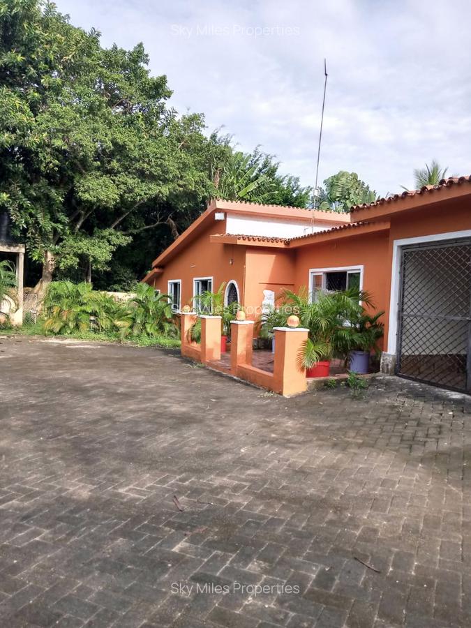 3 Bed Villa with En Suite at Bokoboko - 3