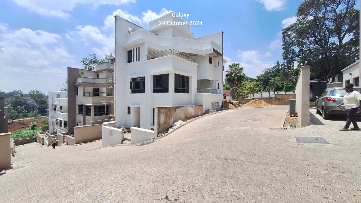 5 Bed Townhouse with En Suite at Lavington. - 1