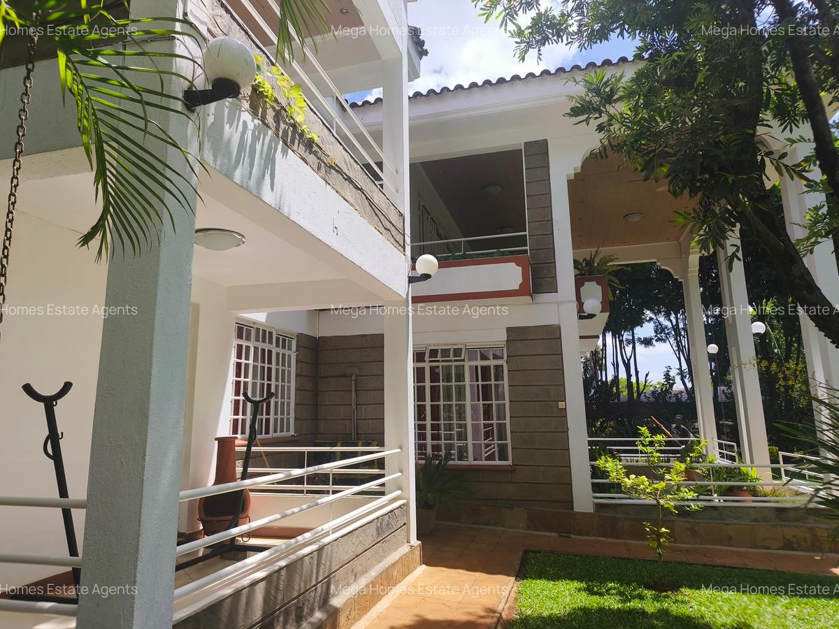 5 Bed House with En Suite in Runda - 1