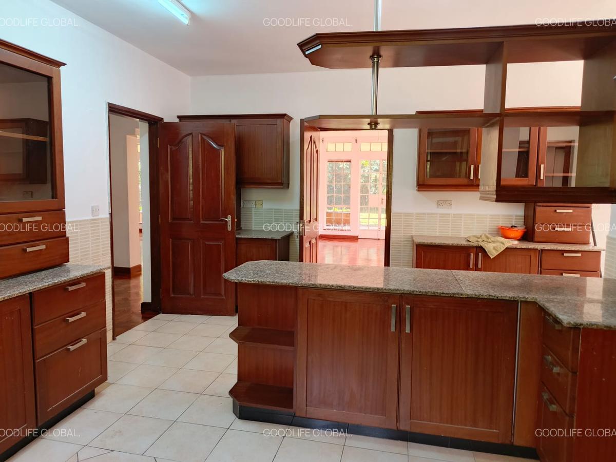 5 Bed House with En Suite at Rosslyn - 13