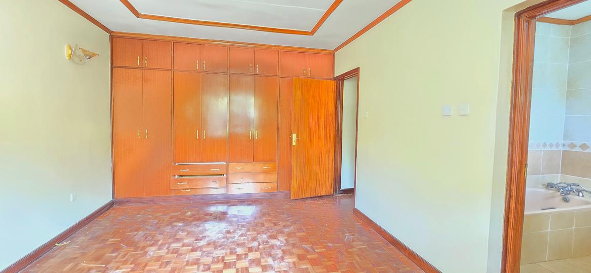 5 Bed Townhouse with En Suite at Lavington - 18