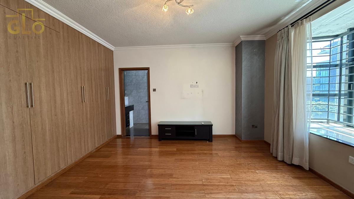 4 Bed Apartment with En Suite in Riverside - 15