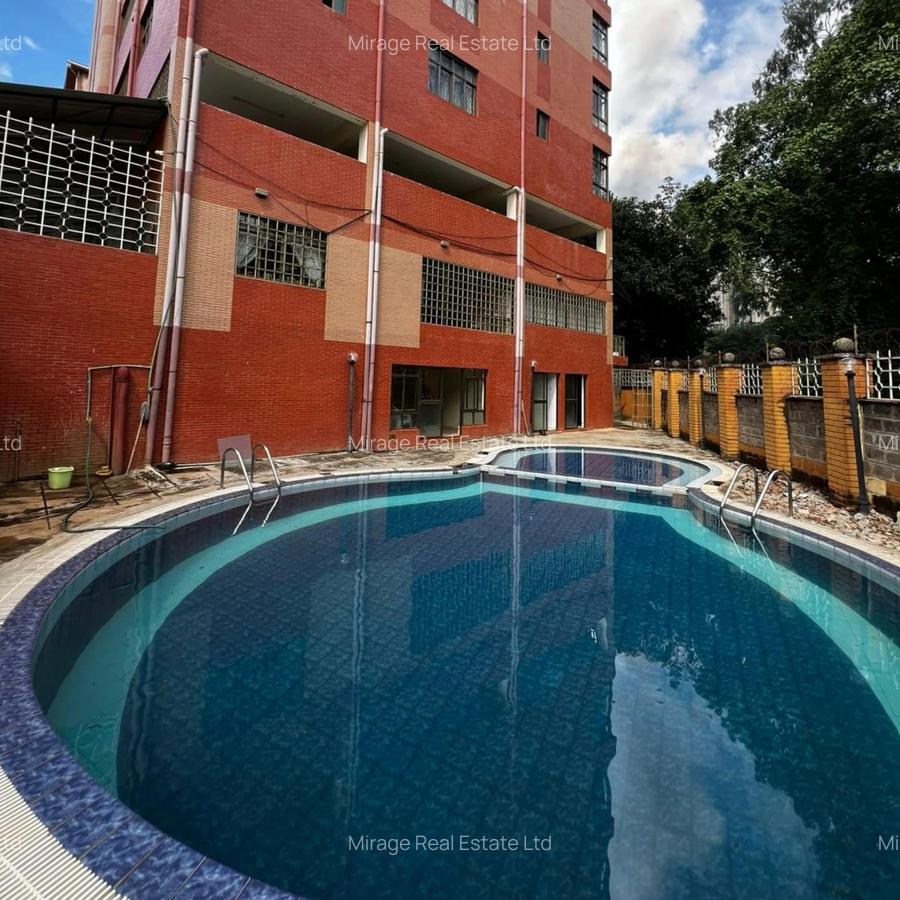 3 Bed Apartment with Swimming Pool in Riverside - 16