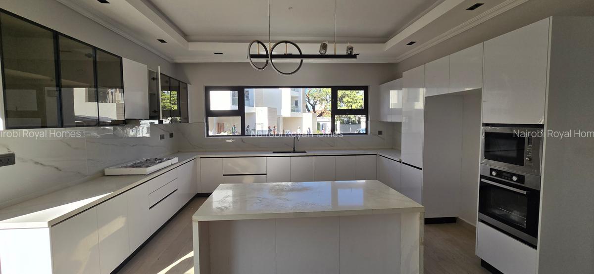 5 Bed Townhouse with En Suite at Lavington Green - 20