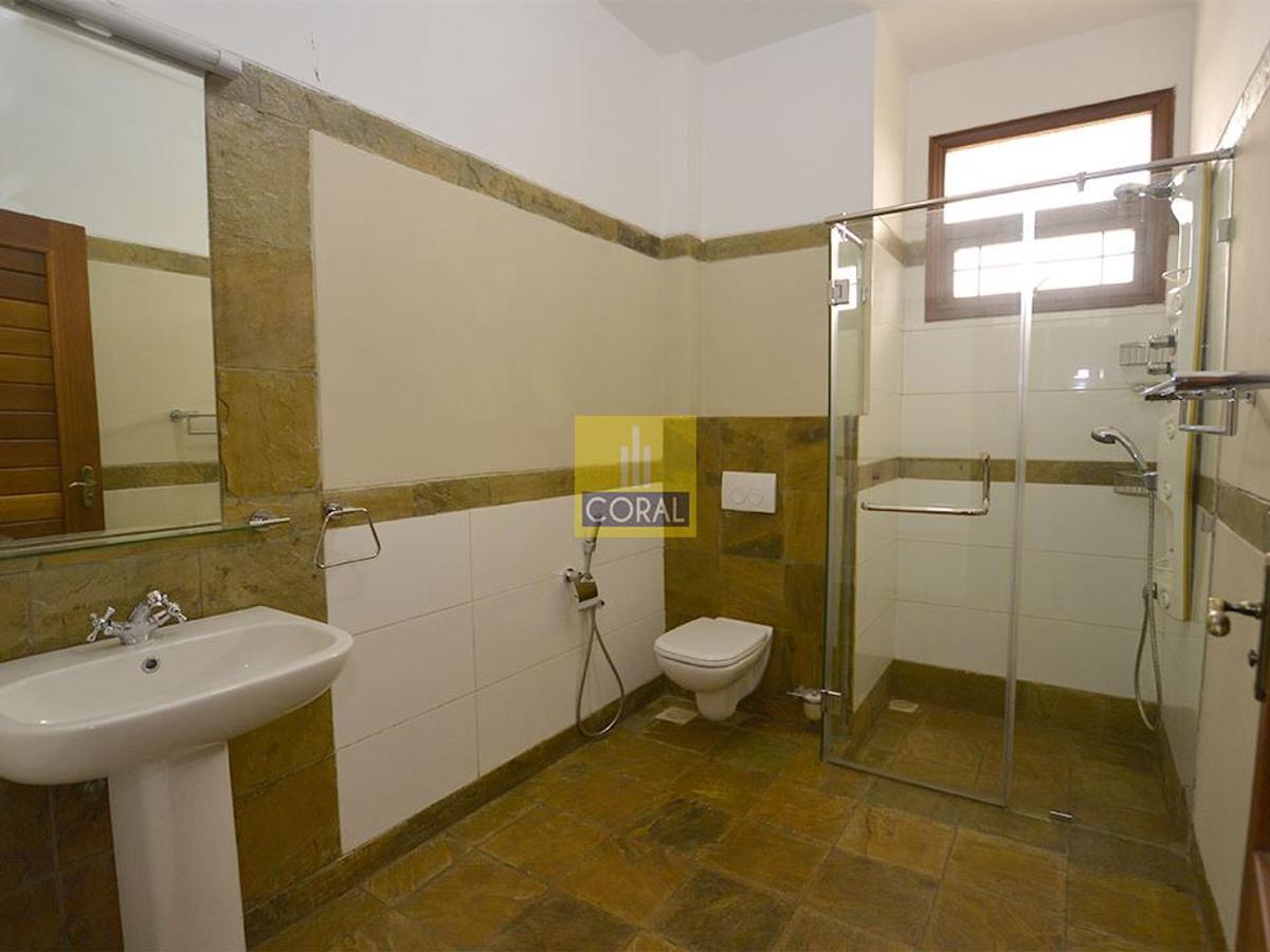 4 Bed Apartment with En Suite in Riverside - 15