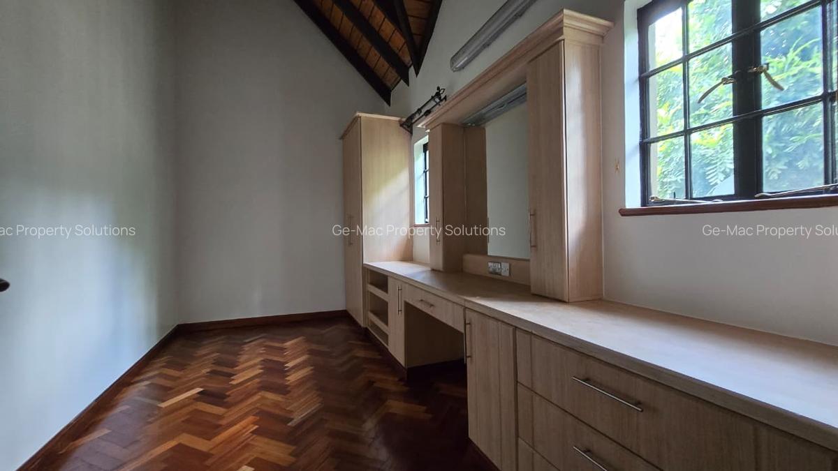 5 Bed House with En Suite in Lavington - 9