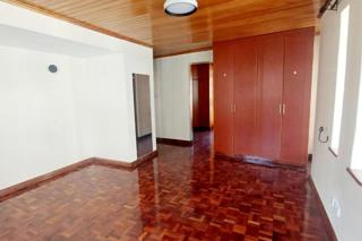 5 Bed Townhouse with En Suite at Lavington Green - 12