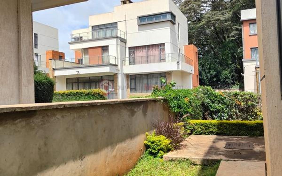 5 Bed Townhouse with En Suite at Lavington - 2