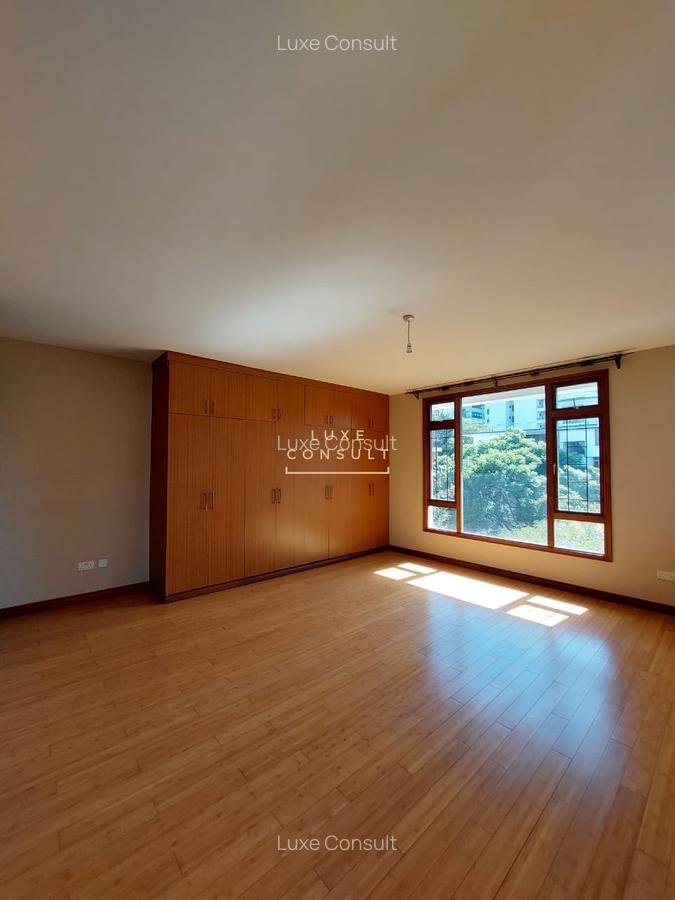 3 Bed Apartment with Swimming Pool in Riverside - 8