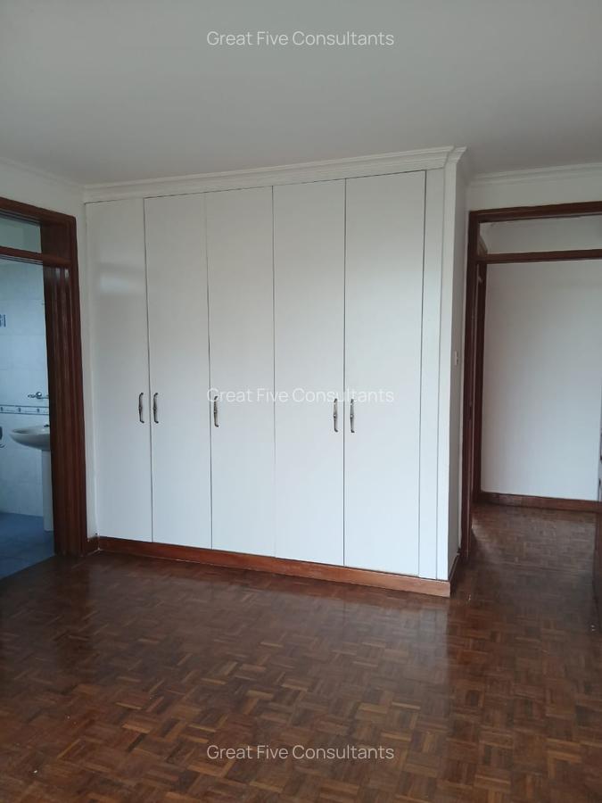 4 Bed Villa with En Suite in Redhill - 13