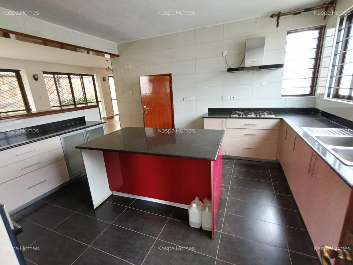 5 Bed House with En Suite in Lavington - 12
