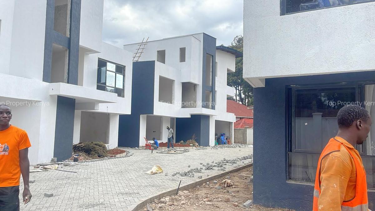 5 Bed House with En Suite at 00502 - 7