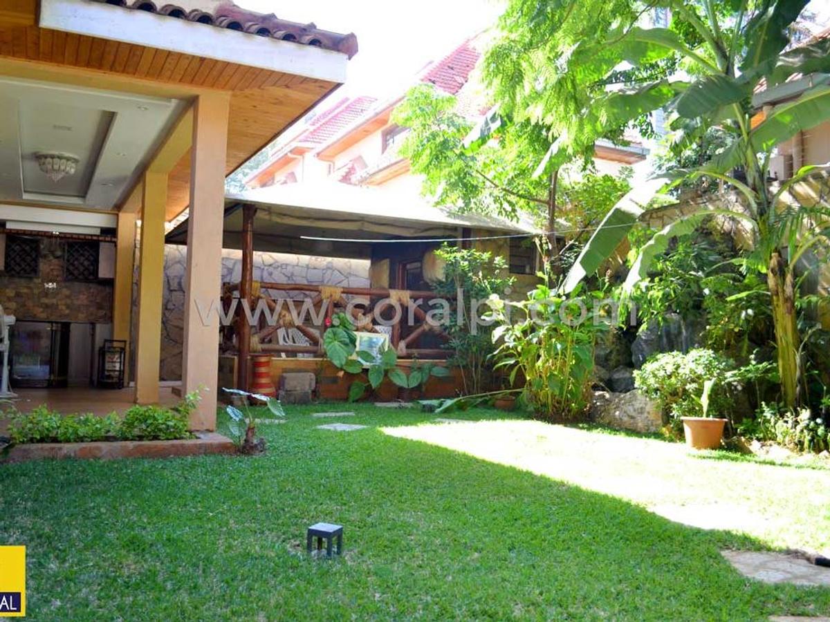 6 Bed House with En Suite in Lavington - 3