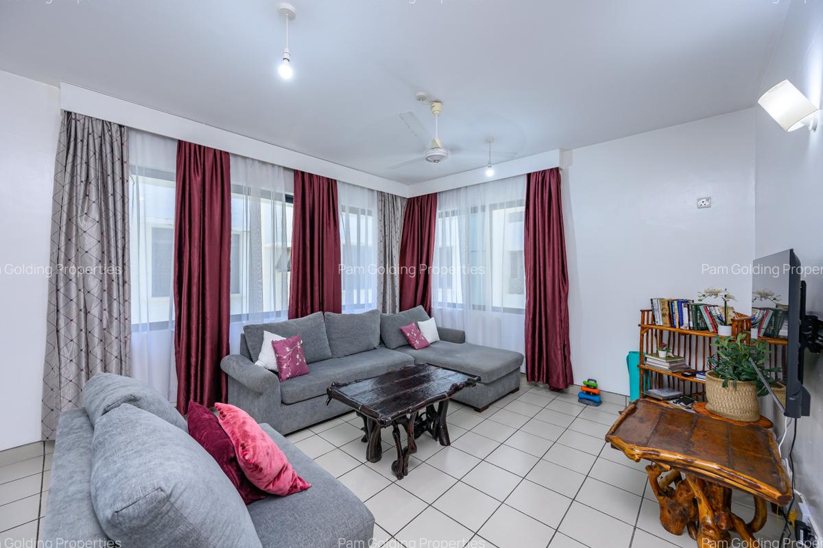 2 Bed Apartment with En Suite at Links Road - 3