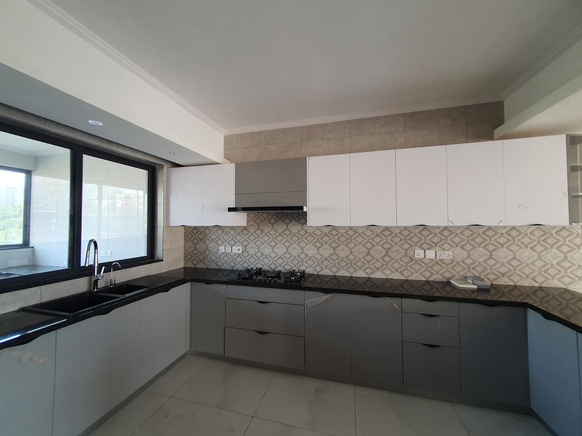 4 Bed Apartment with En Suite in Parklands - 6