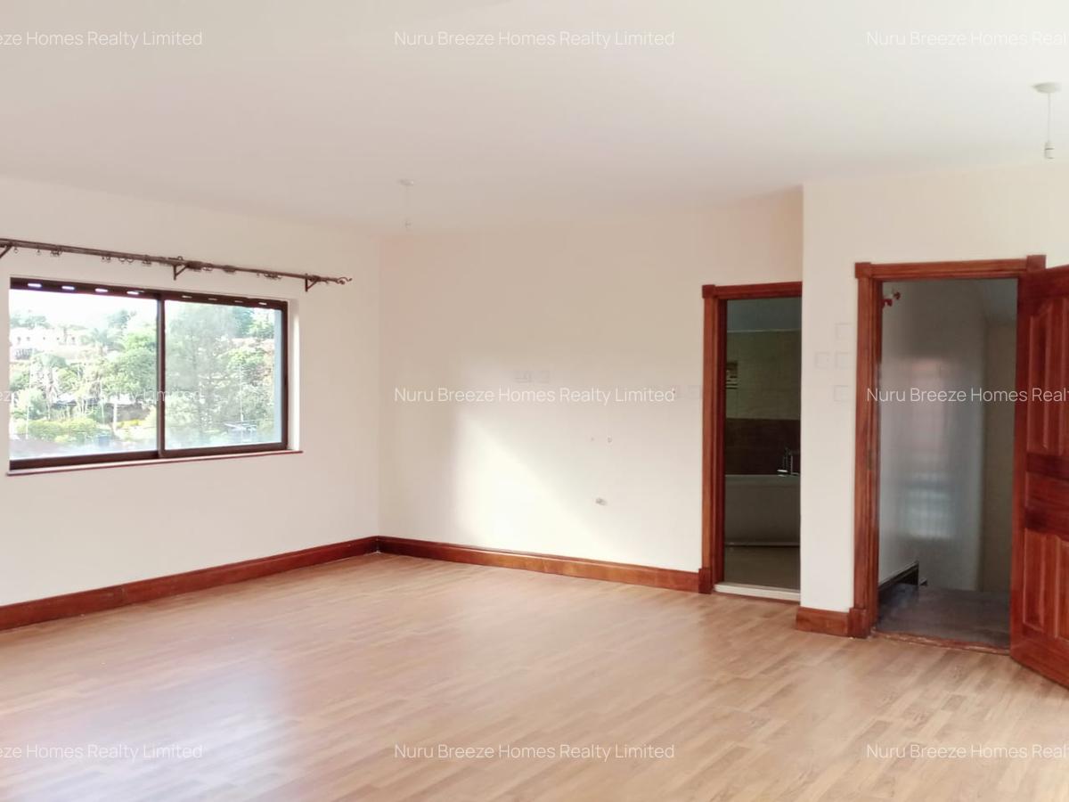 5 Bed Townhouse with En Suite in Brookside - 9