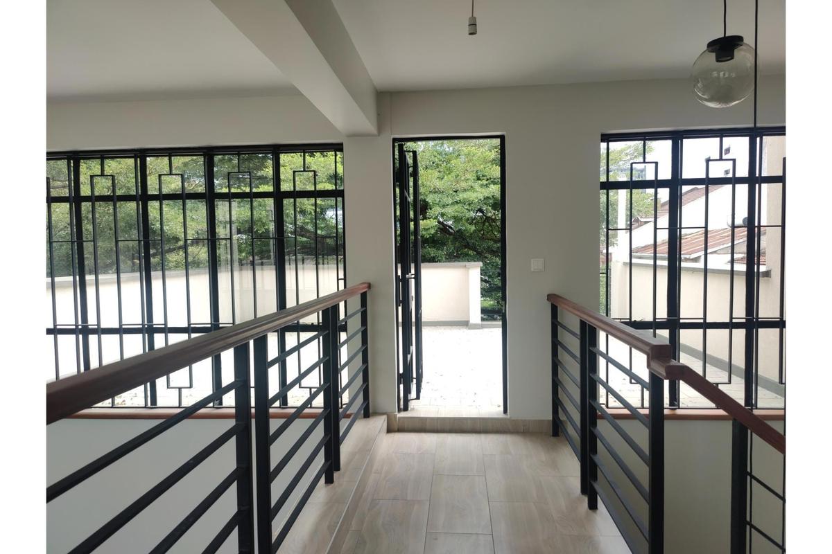 4 Bed Townhouse with En Suite in Parklands - 19