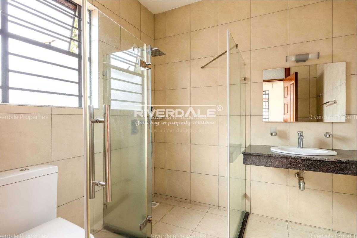 4 Bed Apartment with En Suite in Parklands - 12