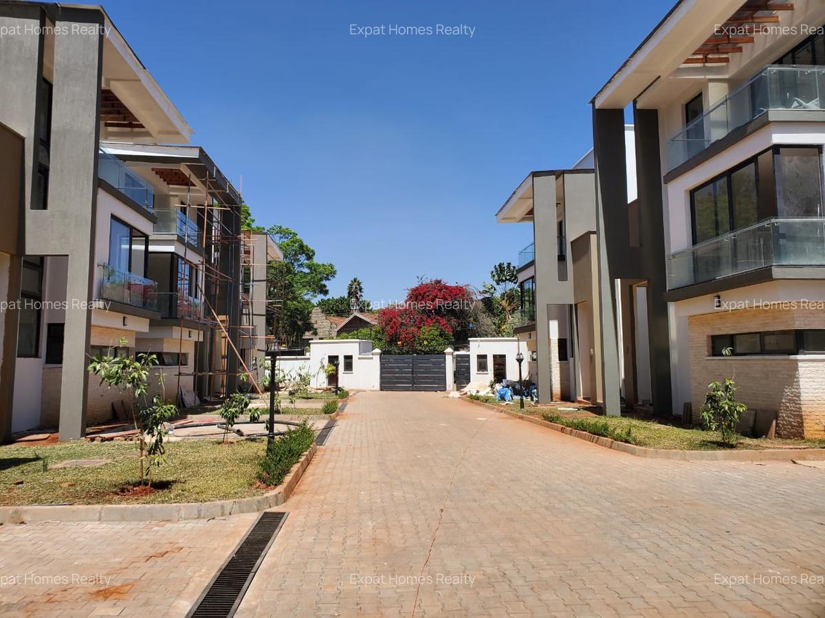 4 Bed Villa with En Suite in Lavington - 1