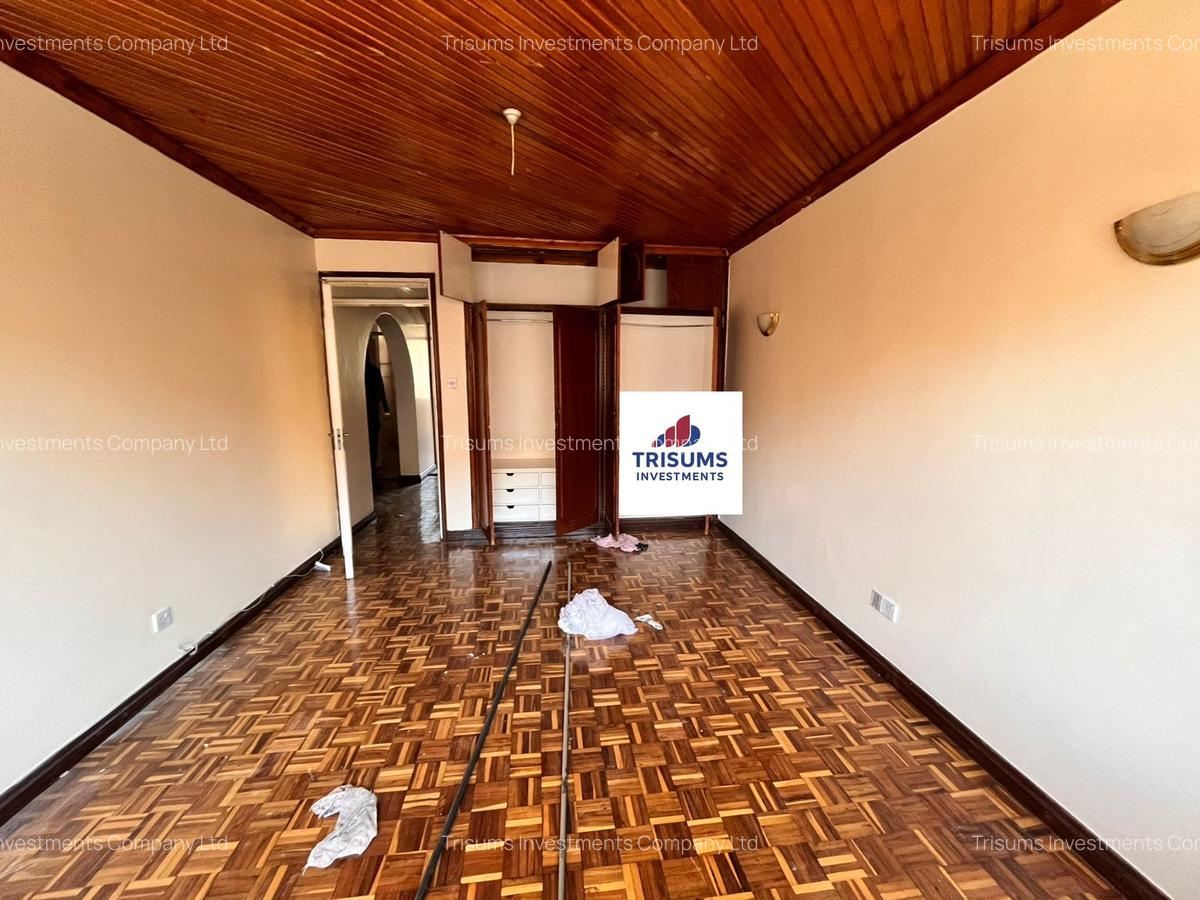 4 Bed House with En Suite in Lavington - 9