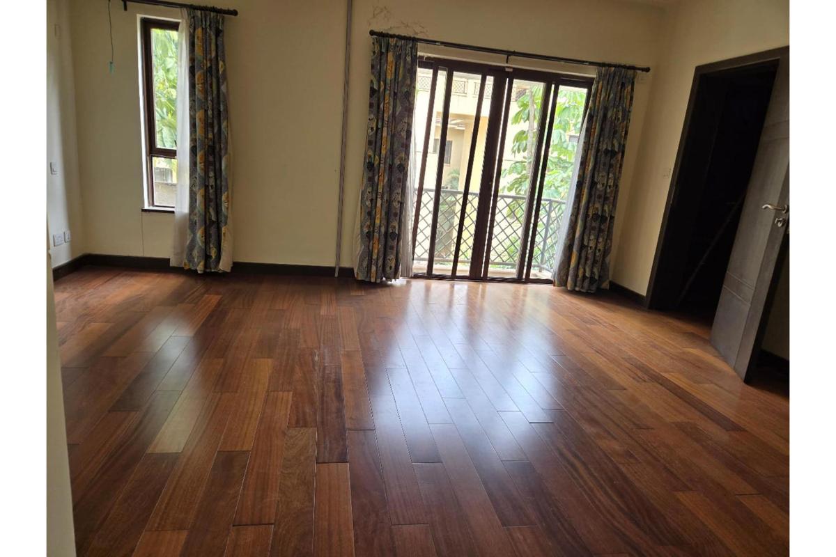 4 Bed Apartment with En Suite at Riverside Drive - 5