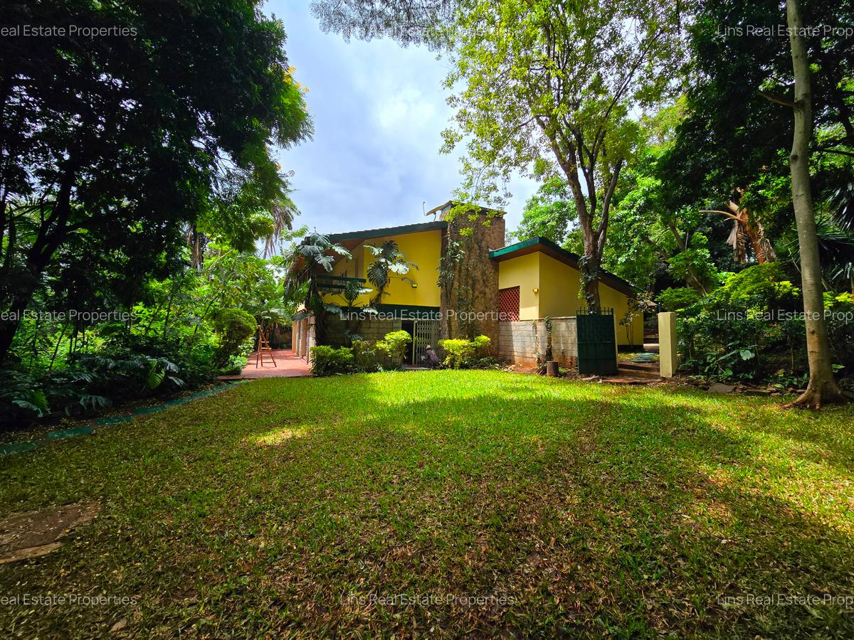 5 Bed House with En Suite in Lavington - 1