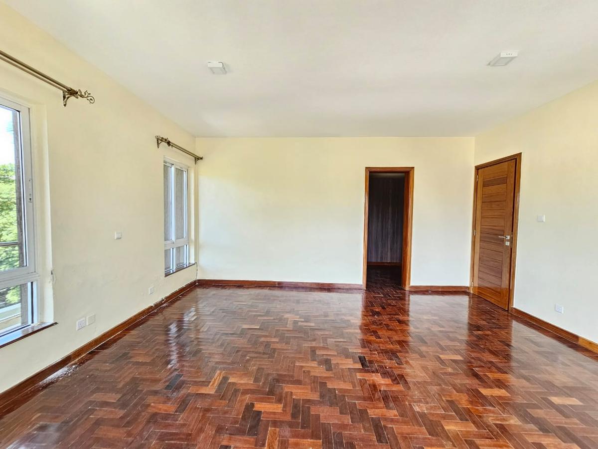 5 Bed House with En Suite in Lavington - 17