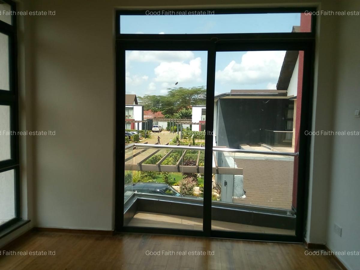 4 Bed House with En Suite in Garden Estate - 17