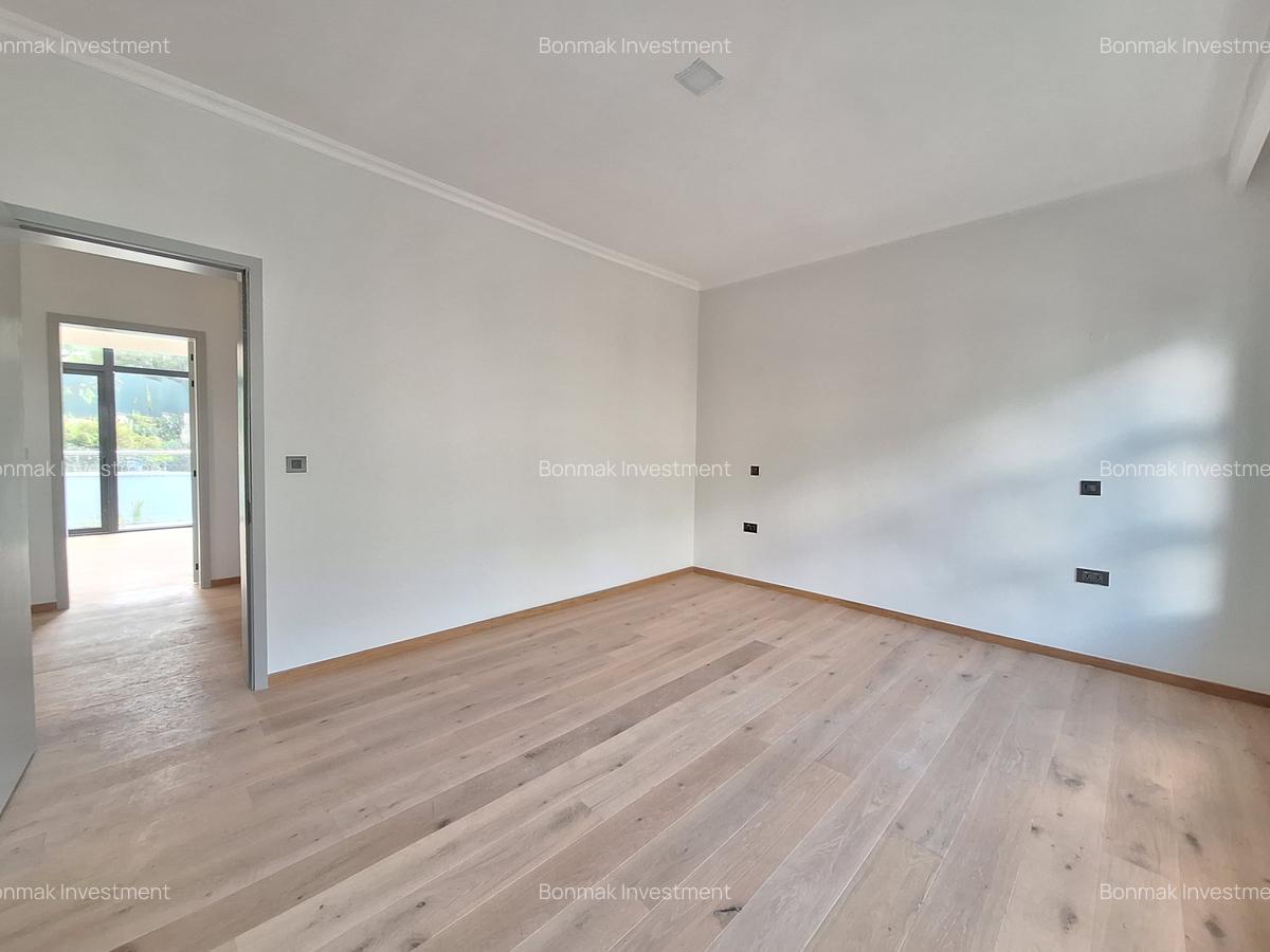 5 Bed Townhouse with En Suite at The Heart Of Lavington. - 11