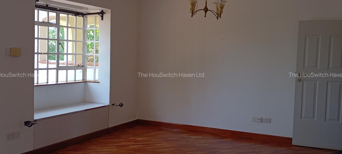 4 Bed Villa with En Suite at Off Un Avenue - 10