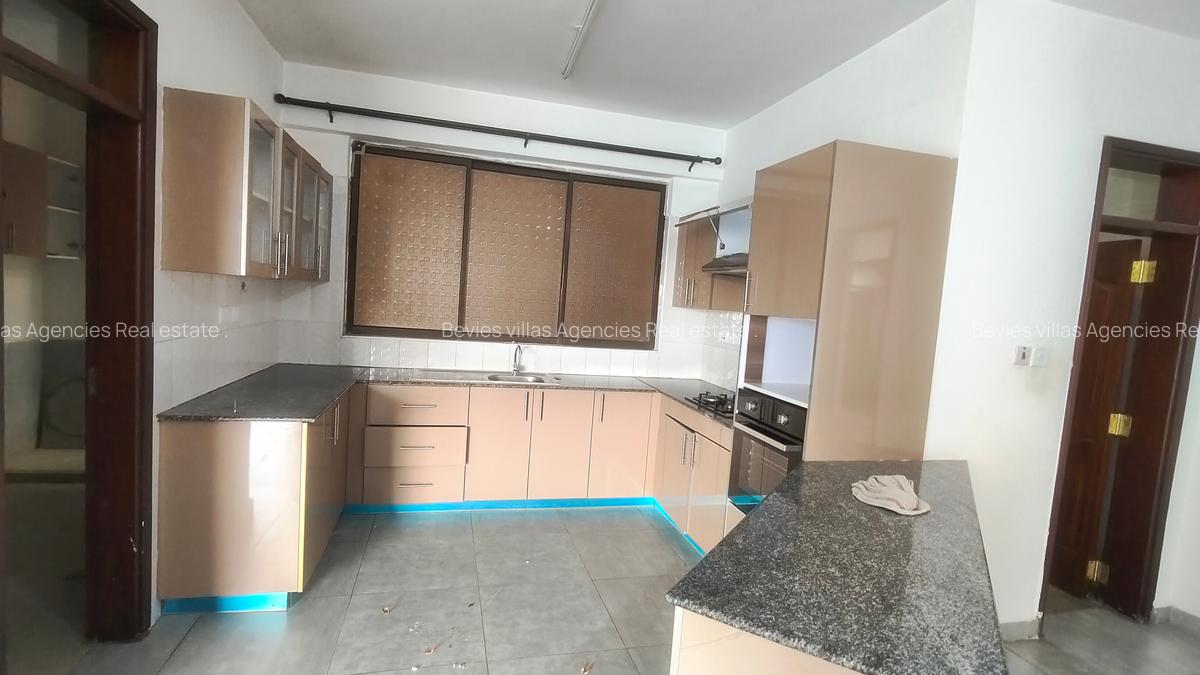 3 Bed Apartment with En Suite at Parklands - 2