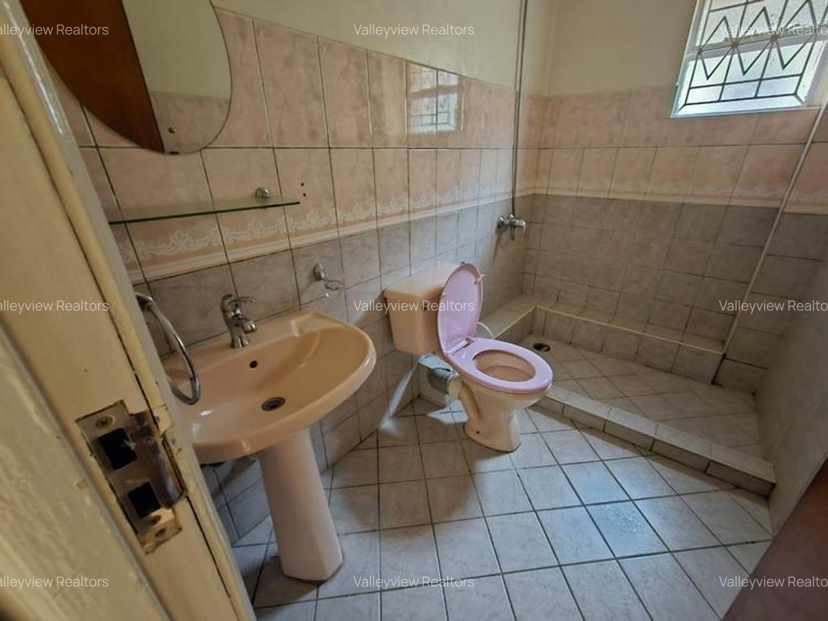 5 Bed Townhouse with En Suite at Lavington - 19