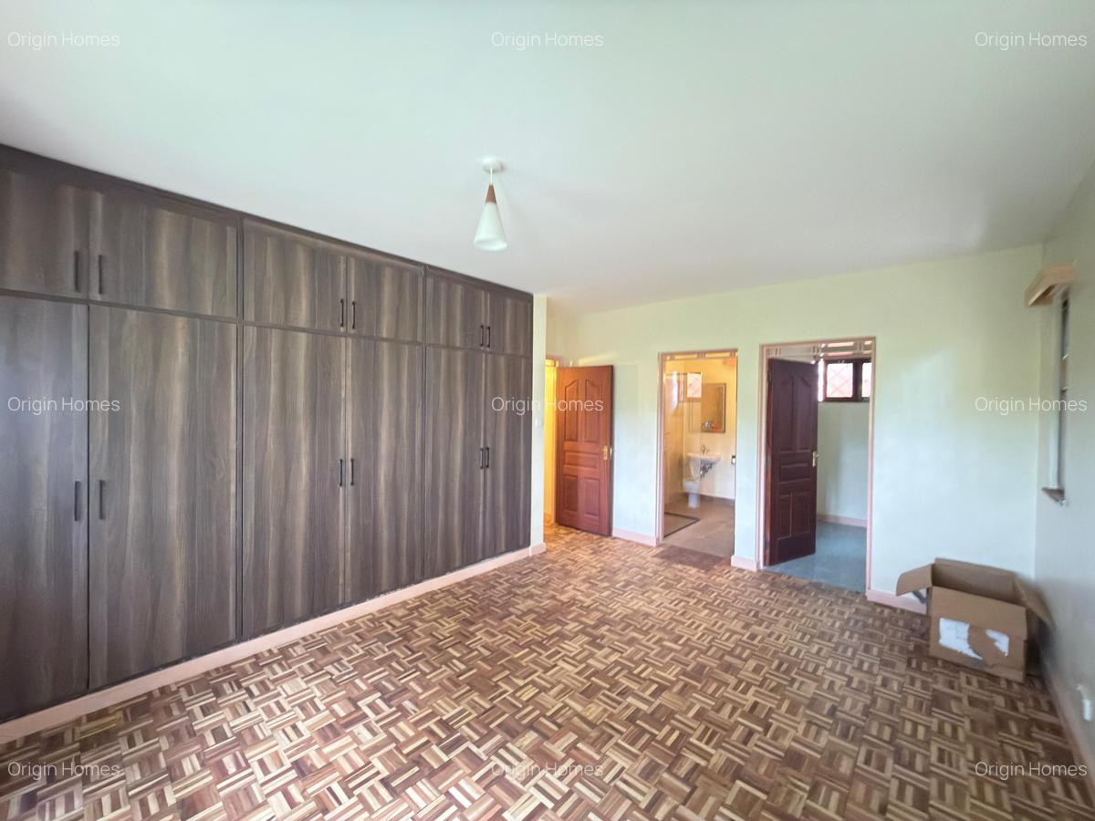 4 Bed House with En Suite at Lavington - 5