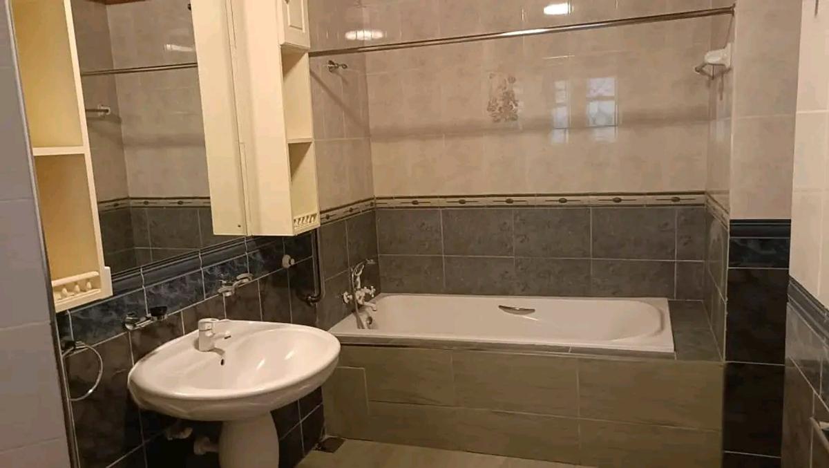 5 Bed House with En Suite in Runda - 11