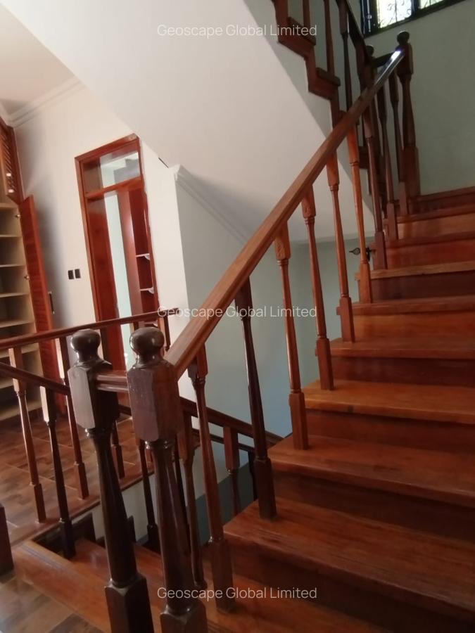 5 Bed House with En Suite in Lavington - 9