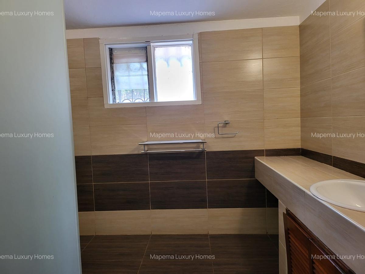 4 Bed House with En Suite at Hill View - 5