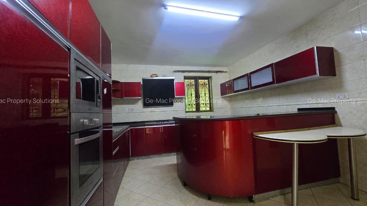 5 Bed House with En Suite in Lavington - 7