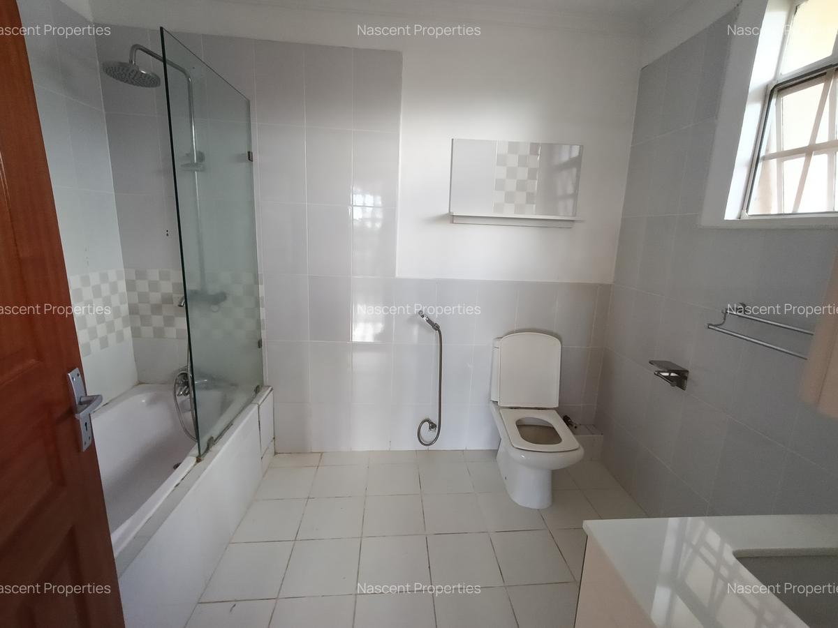 4 Bed Villa with En Suite in Rosslyn - 15