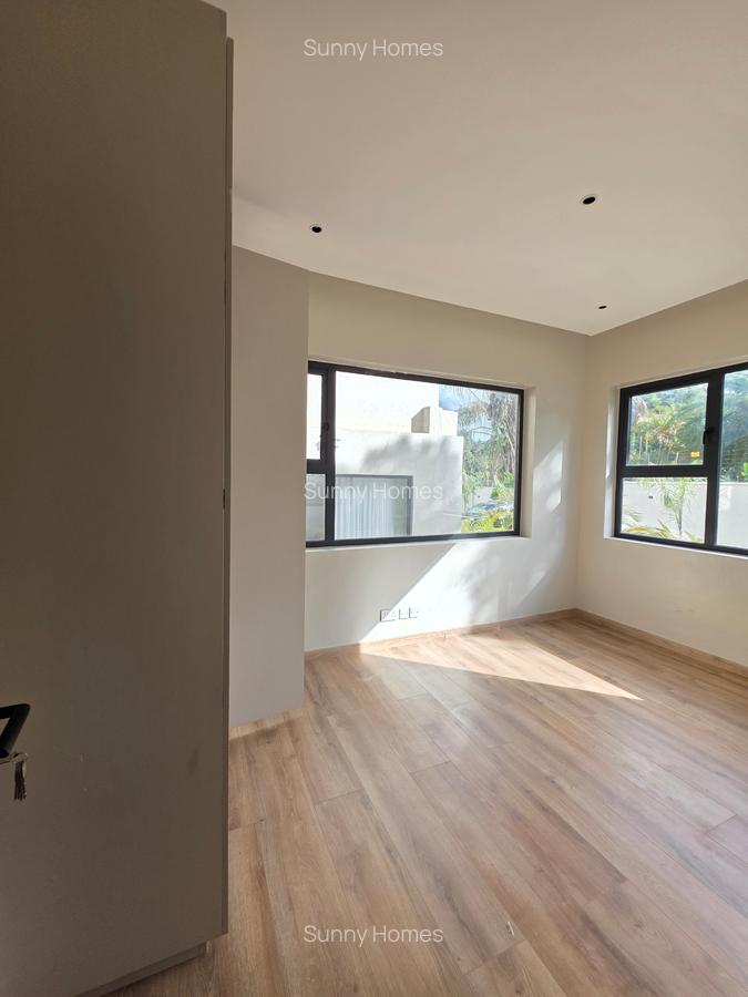 5 Bed Townhouse with En Suite at Lavington Green - 4