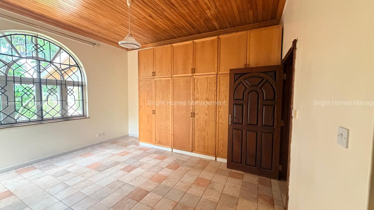 4 Bed Villa with En Suite in Lake View - 9