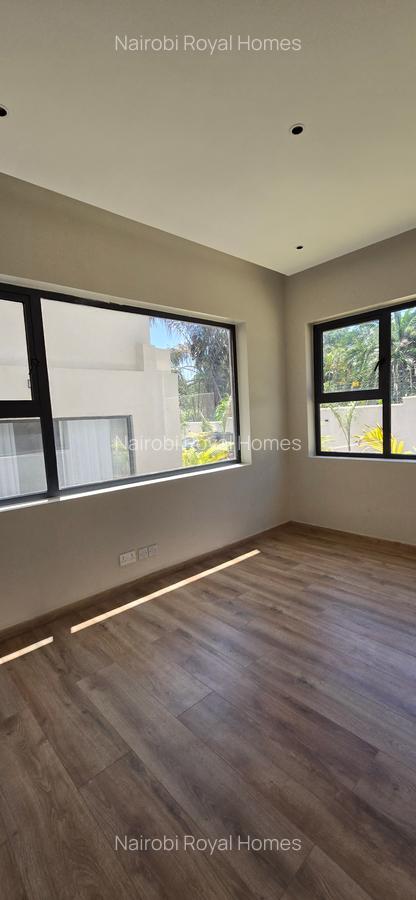 5 Bed Townhouse with En Suite at Lavington Road - 3