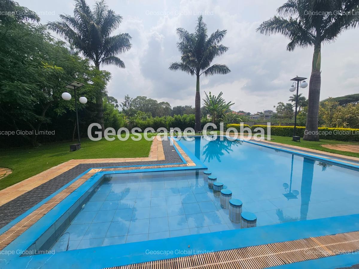4 Bed House with En Suite in Ridgeways - 13