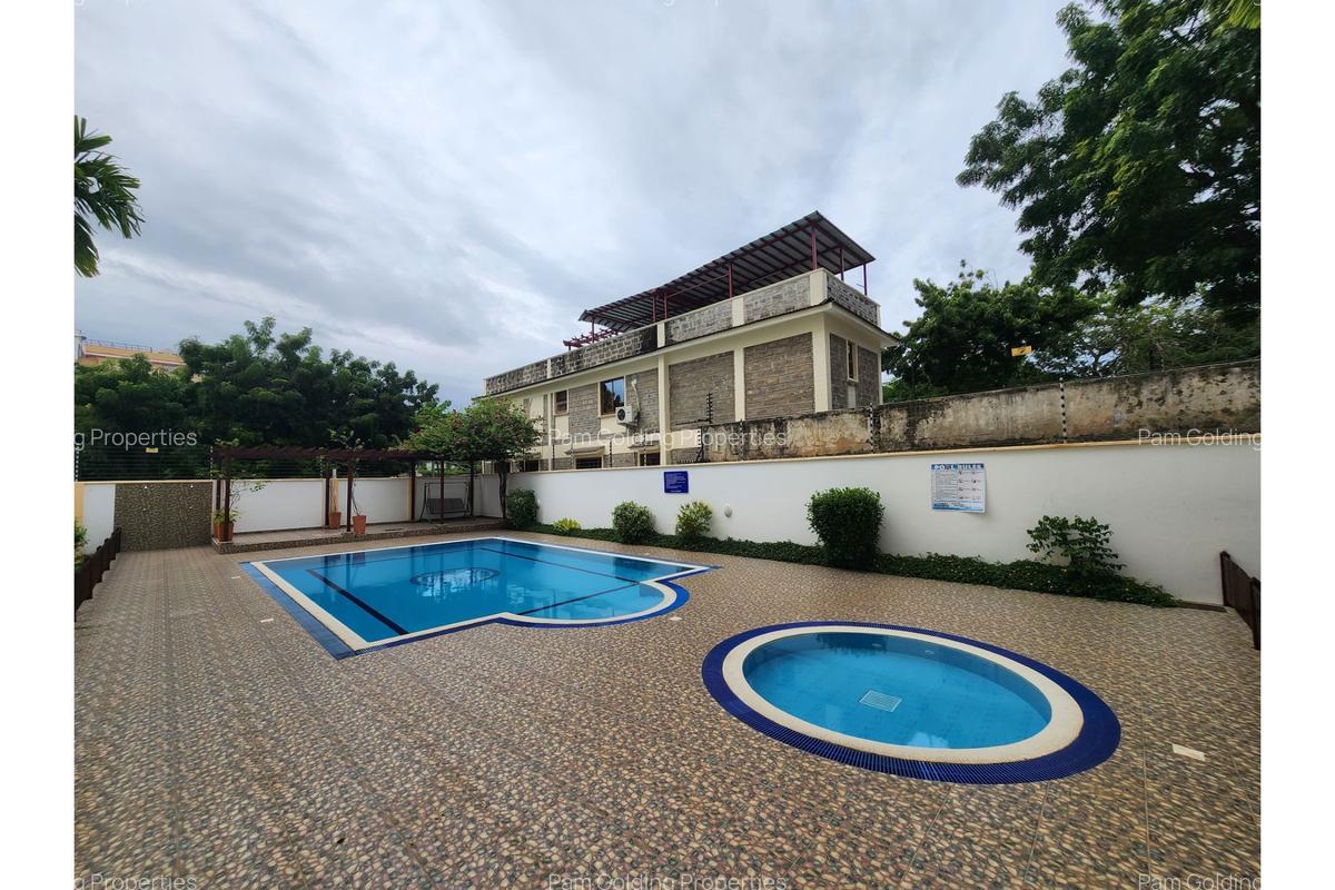 3 Bed Apartment with En Suite at Greenwood Drive - 2