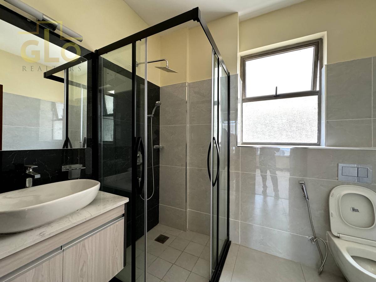 4 Bed Apartment with En Suite in General Mathenge - 16